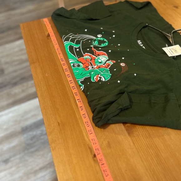 NWT Large MAD Engine Green Santa Dinosaur  Novelty Short Sleeve Tee - Picture 7 of 7